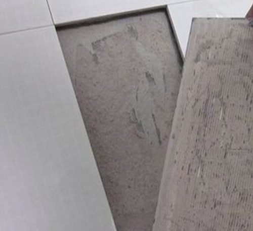 怀安瓷砖空鼓维修公司分享瓷砖铺贴时如果打浆（即涂抹在瓷砖背面和基层上的砂浆或瓷砖胶）过少，会带来以下问题